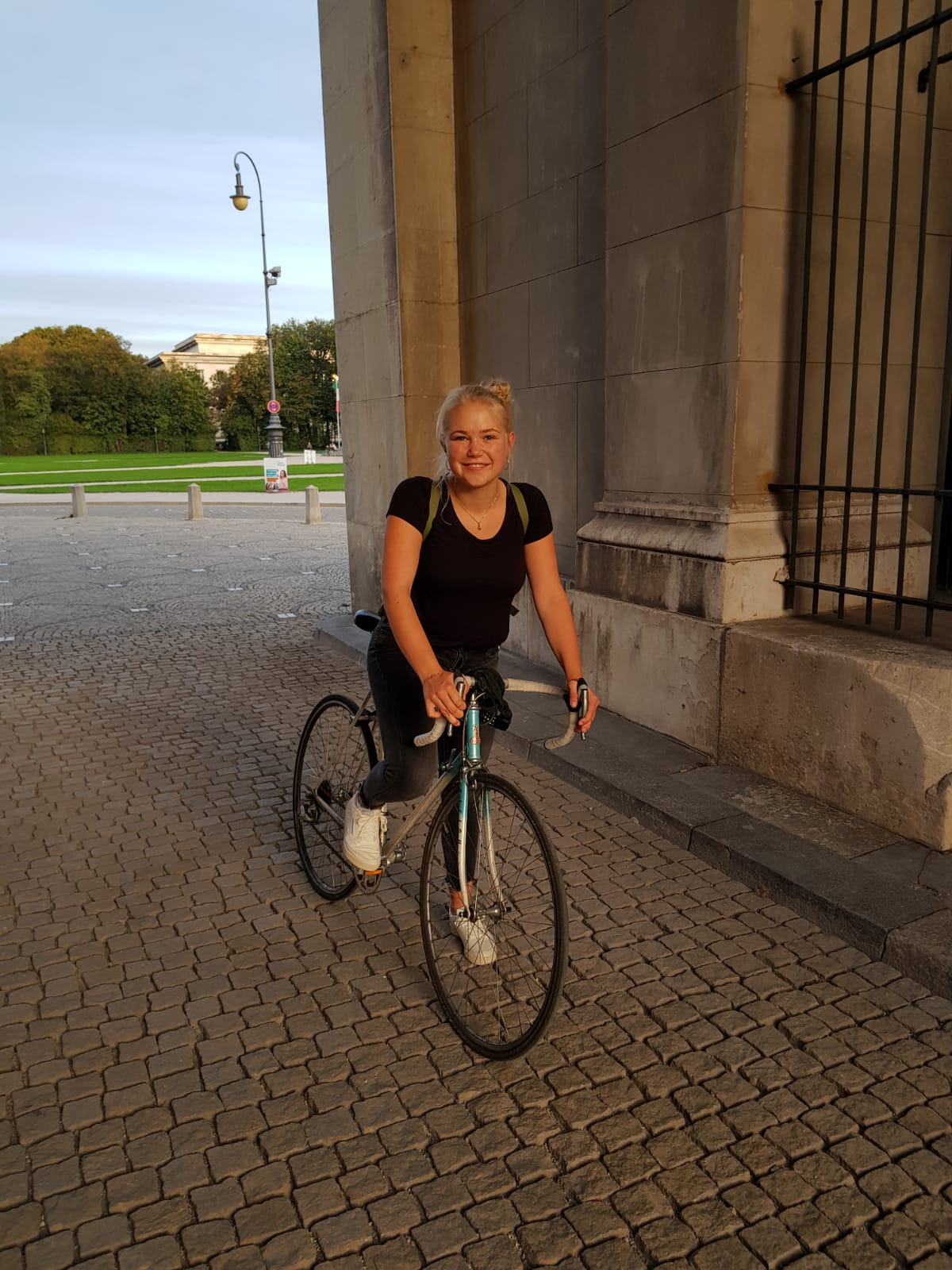 Carlotta Börner auf dem Fahrrad